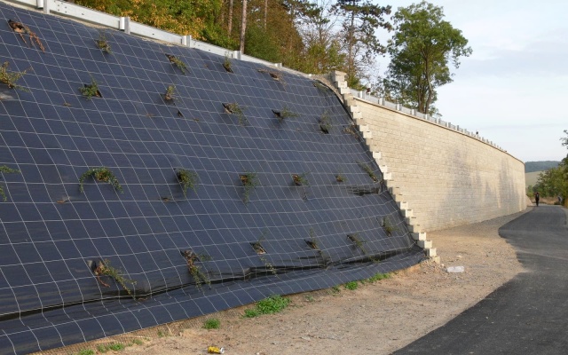 Opěrné zdi ze systému Tensartech TW1 a vyztužené strmé svahy v Bučovicích