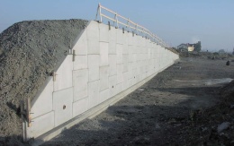 Opěrná zeď z velkoplošných panelů na dálnici D47 v Ostravě (rampa 8 MÚK Rudná)