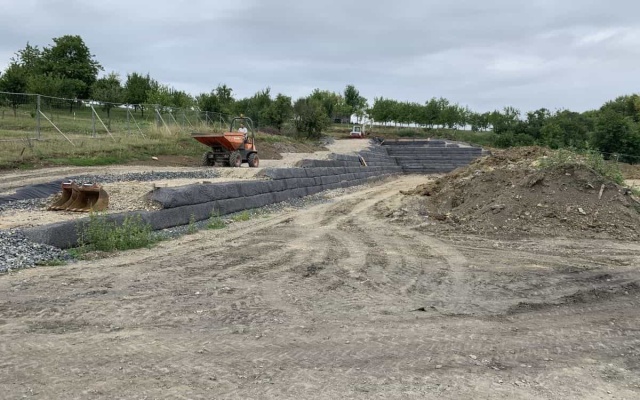 Sanace zárubní zdi na fotbalovém hřišti v Dolním Němčí