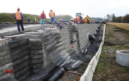 Opěrná zeď ze systému Tensartech TW1 na silnici I/48 Rychaltice - Frýdek-Místek