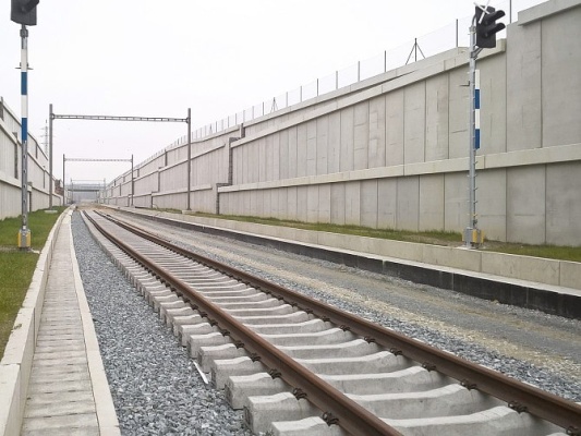 Výstavba pilotního projektu opěrné konstrukce z vyztužené zeminy na modernizované trati Rokycany – Plzeň
