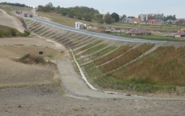 Vyztužený sendvičový násyp na silnici II/236 v Lánech