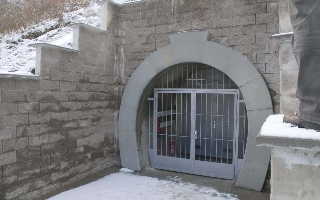 Portál drenážní štoly u vodní nádrže Šance