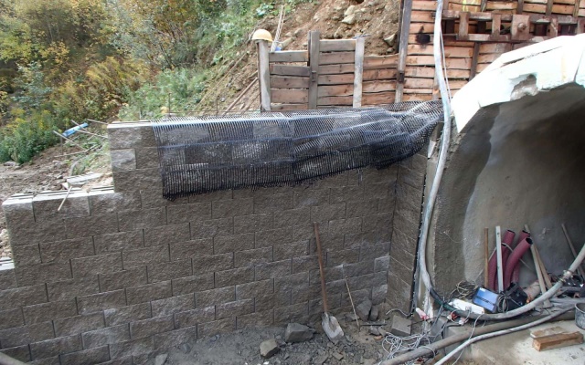 Portál drenážní štoly u vodní nádrže Šance