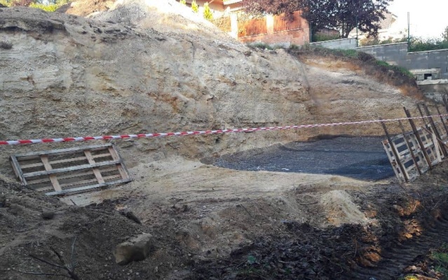 Slaný, strmý svah na hranici pozemku