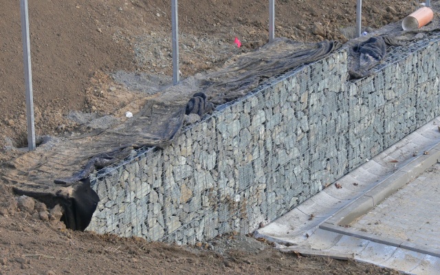 Gabionová zeď v areálu firmy Mercedes, Brno