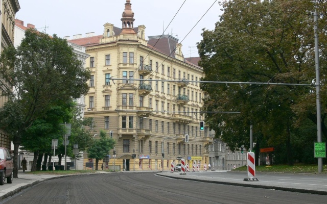 Celoplošná ochrana před trhlinami na ulici Koliště v Brně