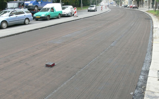 Celoplošná ochrana před trhlinami na ulici Koliště v Brně