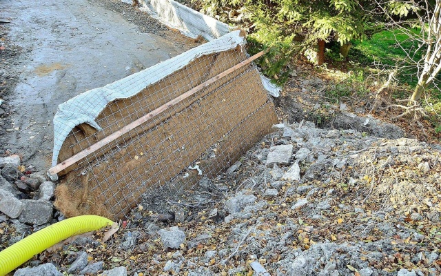 Rozšíření manipulační plochy v Dolanech u Kladna pomocí vyztuženého strmého svahu