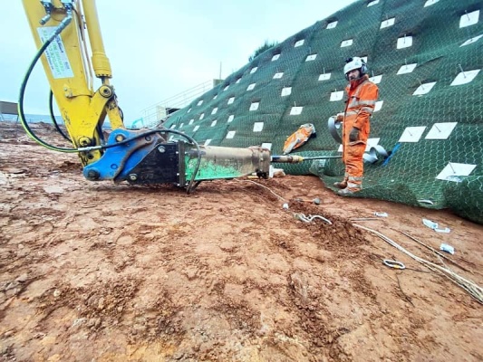 Příklady využití zemních kotev pro zajištění stability strmých svahů