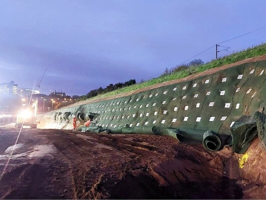 Příklady využití zemních kotev pro zajištění stability strmých svahů