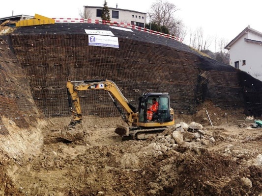 Příklady využití zemních kotev pro zajištění stability strmých svahů