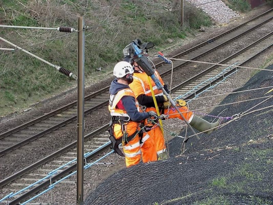 Příklady využití zemních kotev pro zajištění stability strmých svahů