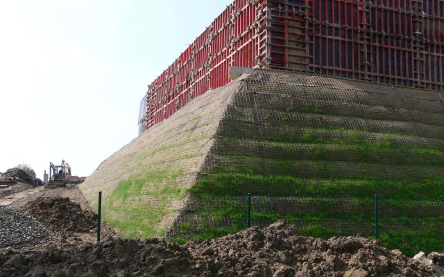 Strmý svah se silážní jámou v koruně ve Velké Bíteši