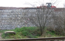 Opěrná zeď s lícem z přírodního kamene v Ivančicích