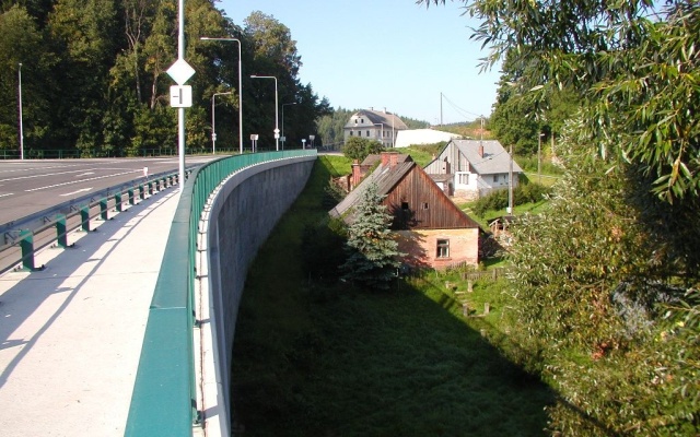Mostní opěra a opěrná zeď na přeložce silnice I/16 Vestřev - Chotěvice