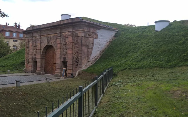 Zpevněné vyztužené svahy Písecké brány v Praze