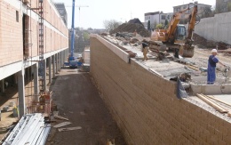 Opěrná zeď v areálu obchodního centra v Jihlavě