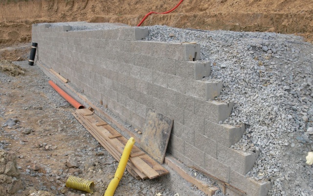 Opěrná konstrukce pro založení obchodního domu v Boskovicích