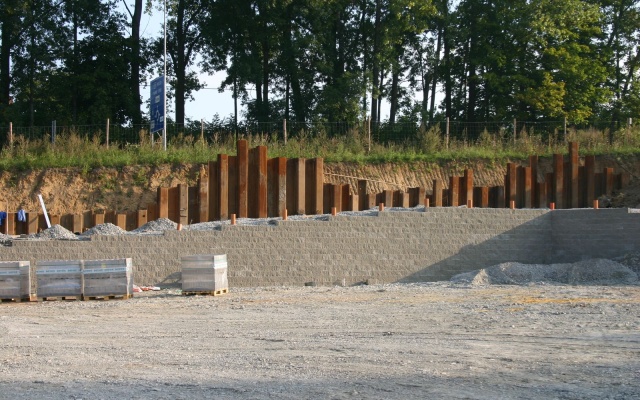 Opěrná konstrukce pro založení obchodního domu v Boskovicích