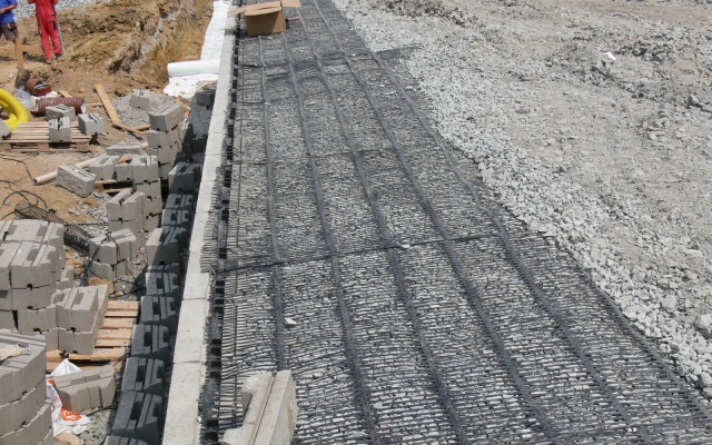 Opěrná konstrukce pro založení obchodního domu v Boskovicích