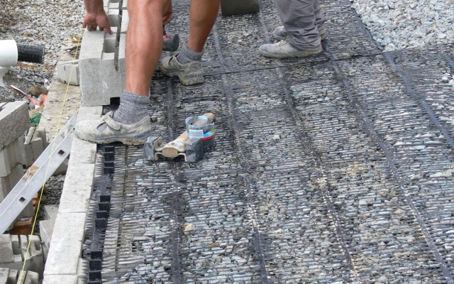 Opěrná konstrukce pro založení obchodního domu v Boskovicích