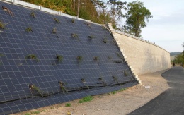 Opěrné zdi ze systému Tensartech TW1 a vyztužené strmé svahy v Bučovicích