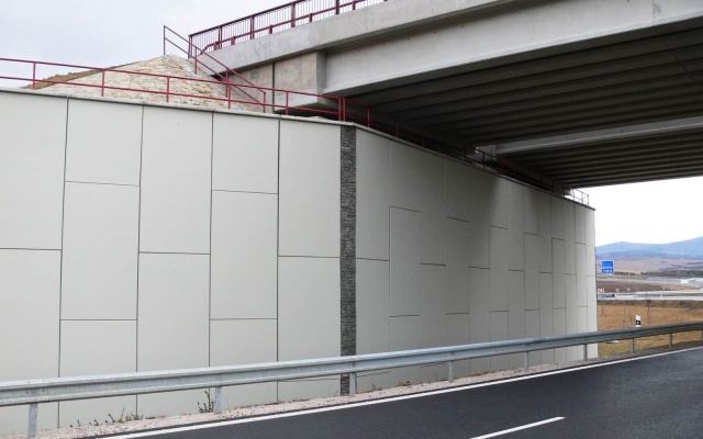 Mostní opěry z vyztužené zeminy na dálnici D1 u Levoče