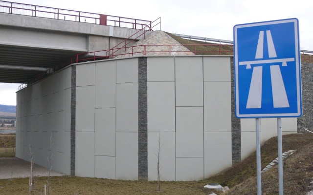 Mostní opěry z vyztužené zeminy na dálnici D1 u Levoče
