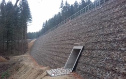 Strmé svahy z vyztužené zeminy realizované v rámci přeložky silnice II/150