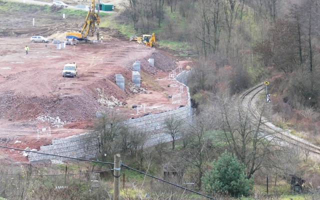 Opěrná zeď s lícem z přírodního kamene v Ivančicích