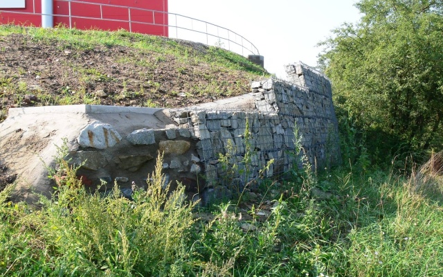 Opěrná zeď s lícem z přírodního kamene v Ivančicích