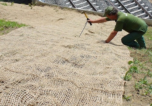 Kokosové a jutové sítě, rohože, válce, textilie v protierozní ochraně a zpevňování svahů