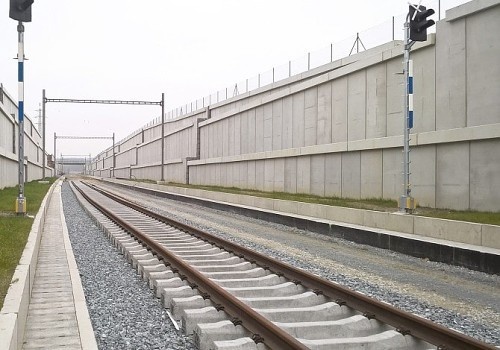 Výstavba pilotního projektu opěrné konstrukce z vyztužené zeminy na modernizované trati Rokycany – Plzeň