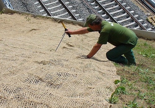 Kolik kotvících skob použít pro kotvení protierozních sítí a rohoží na svazích?