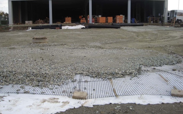 Zpevnění podkladních vrstev pod parkovištěm v Košicích