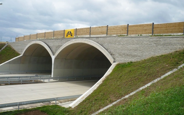 Ekodukty na silničním okruhu kolem Prahy na úseku mezi Vestcem a Lahovicemi