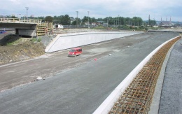 Opěrná zeď z velkoplošných panelů na dálnici D47 v Ostravě (rampa 8 MÚK Rudná)