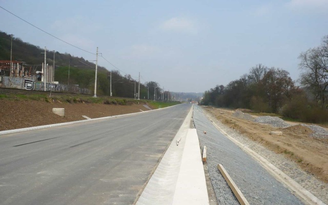 Odvodnění násypového tělesa přeložené silnice v Roztokách u Prahy