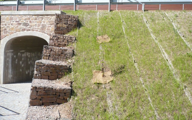 Kokosové sítě jako protierozní ochrana svahů při rekonstrukci silnice v Žacléři