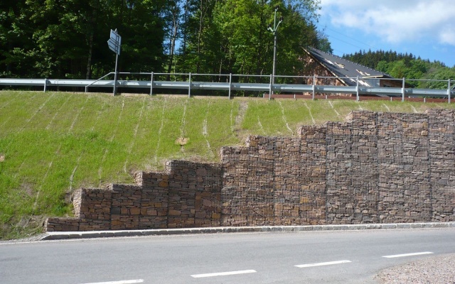 Kokosové sítě jako protierozní ochrana svahů při rekonstrukci silnice v Žacléři