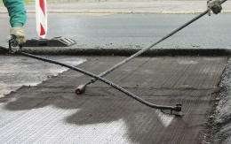 Celoplošná ochrana před trhlinami na ulici Koliště v Brně