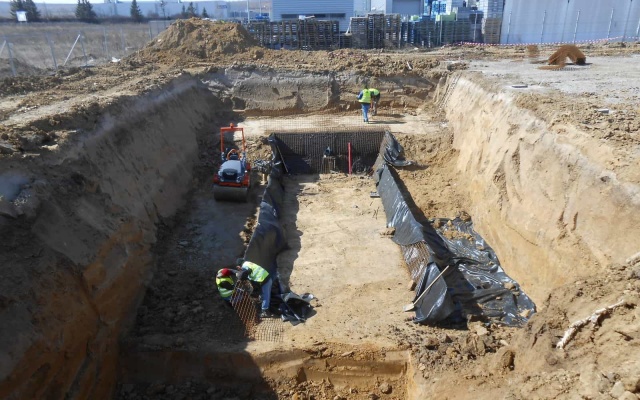 Zpevnění a protierozní ochrana svahů retenční nádrže v průmyslovém parku v Košicích