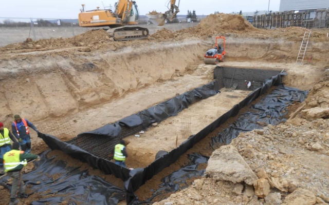 Zpevnění a protierozní ochrana svahů retenční nádrže v průmyslovém parku v Košicích