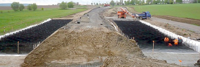 Založení silničního násypu na zvodnělém měkkém podloží s rybničními sedimenty