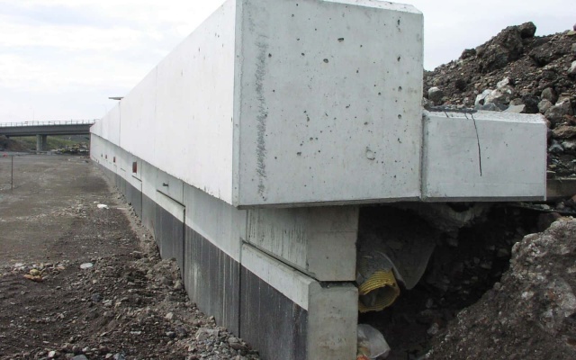 Opěrná zeď z velkoplošných panelů na dálnici D47 v Ostravě (rampa 3 MÚK Rudná)