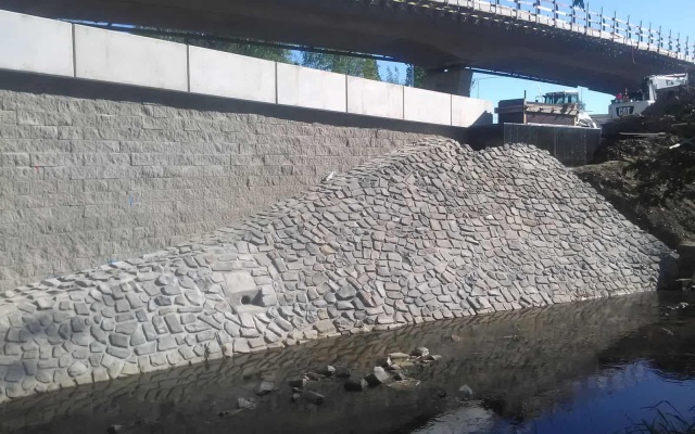 Děčín - Vilsnice, opěrná zeď z vyztužené zeminy podél Jílovského potoka