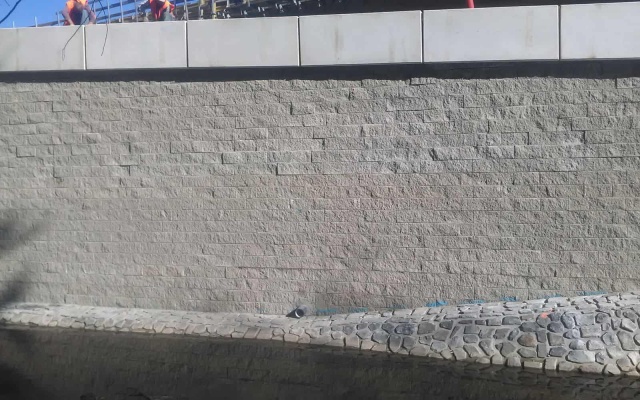 Děčín - Vilsnice, opěrná zeď z vyztužené zeminy podél Jílovského potoka