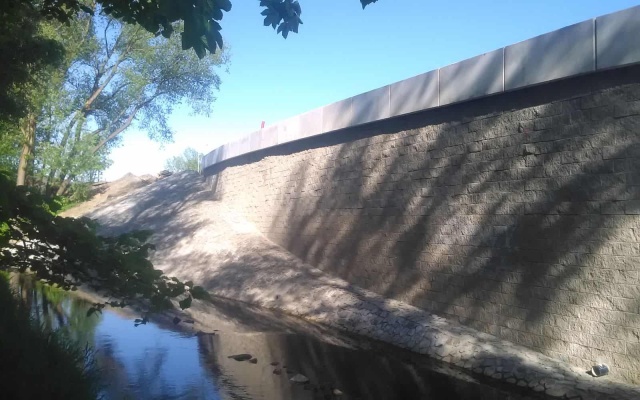 Děčín - Vilsnice, opěrná zeď z vyztužené zeminy podél Jílovského potoka