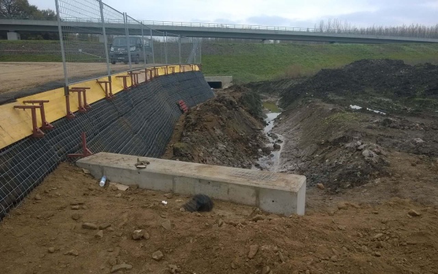 Ochranný zemní val z vyztužené zeminy nedaleko Března u Chomutova